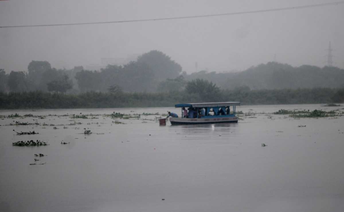 दिल्ली बाढ़ : विस्थापित महिला की दूषित पानी के संक्रमण से मौत